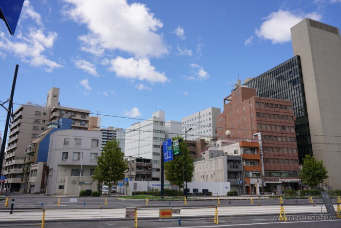 相生通り越しに見る稲荷町ホテルの建設予定地